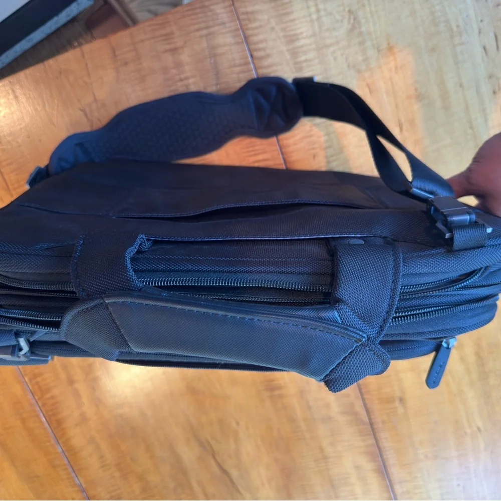 Targus Black Men's Laptop Messenger Bag with Shoulder Strap